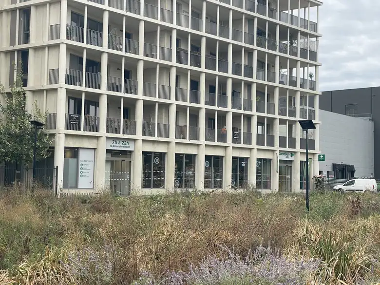 La façade côté îlot — Carrefour City à Bordeaux