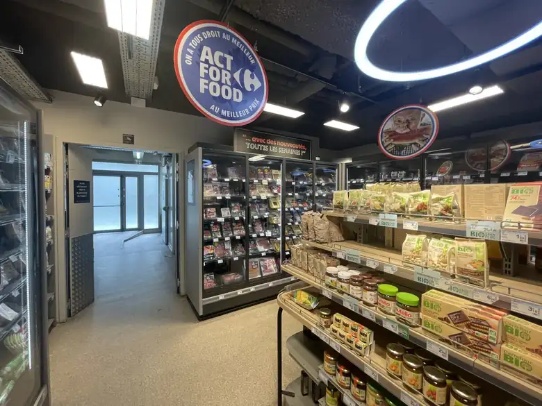 Le rayon frais et l’entrée — Carrefour City à Bordeaux