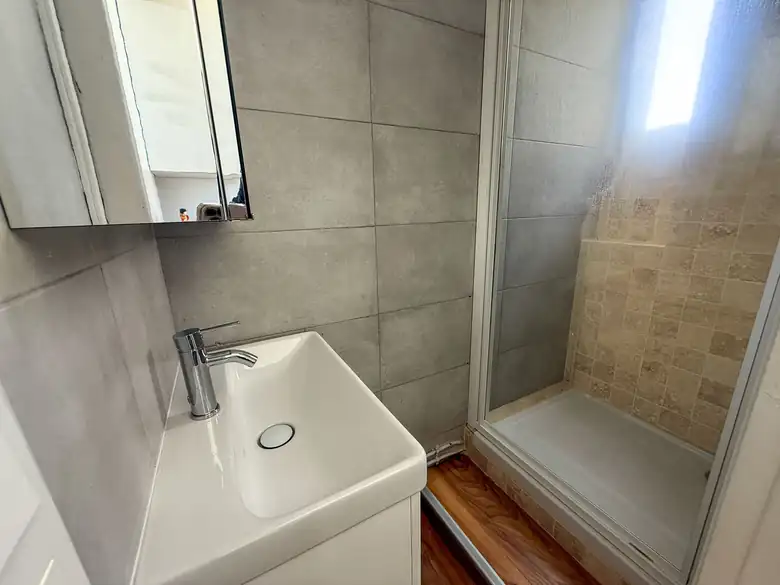 La salle d’eau — Appartement T1 de 23m² à Alfortville