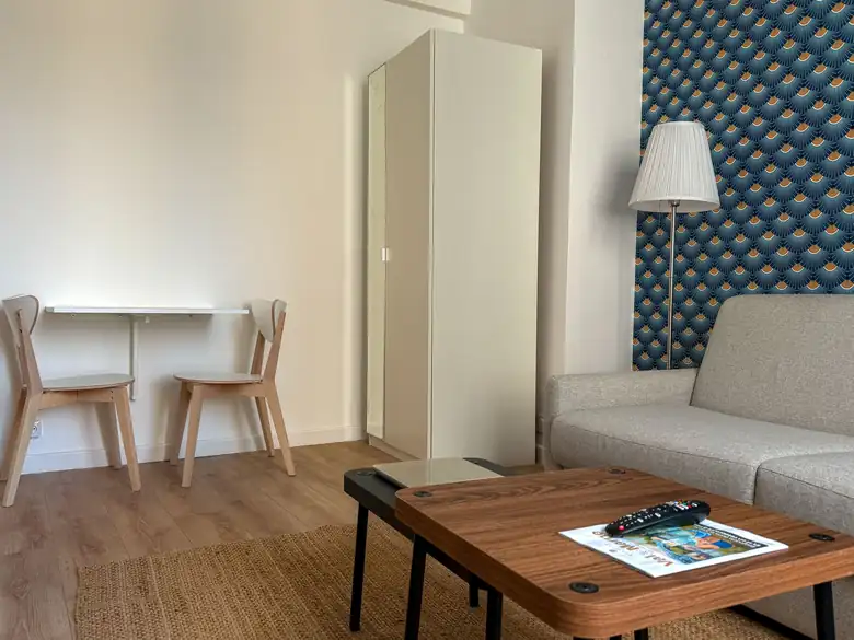 Coin repas, rangements et salon — Appartement T1 de 23m² à Alfortville