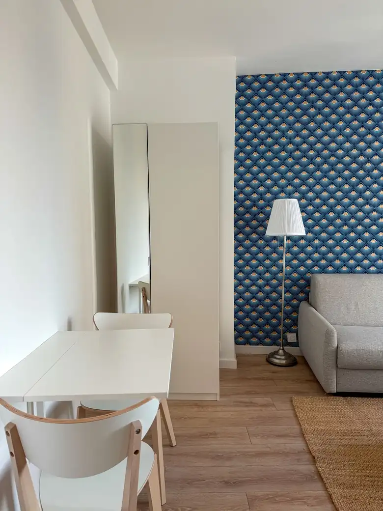 Le coin repas et la penderie — Appartement T1 de 23m² à Alfortville