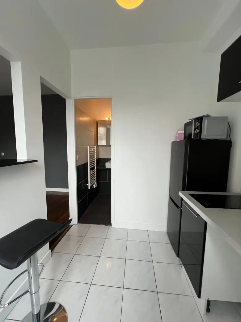 De la cuisine vers la salle d’eau — Appartement T1 de 21m² à Alfortville