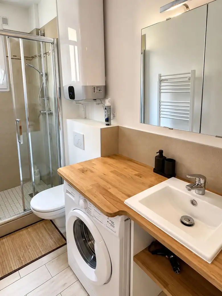 Salle d’eau : douche, vasque et lave-linge — Appartement meublé à Alfortville