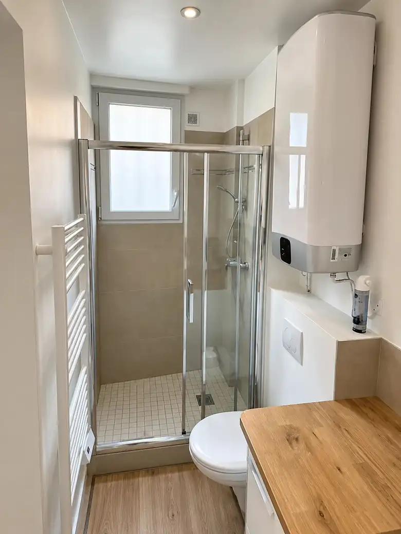 La douche et le sèche-serviettes — Appartement meublé à Alfortville
