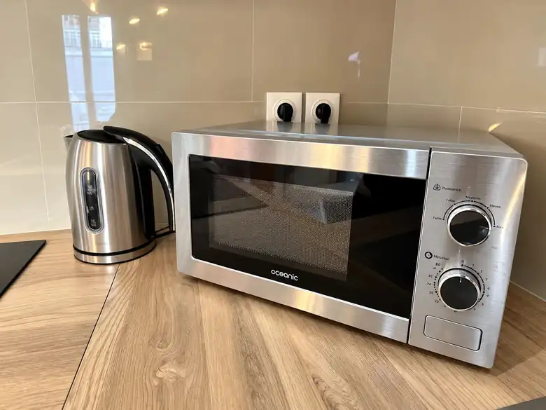 Micro-ondes et bouilloire, détail de la cuisine — Appartement meublé à Alfortville