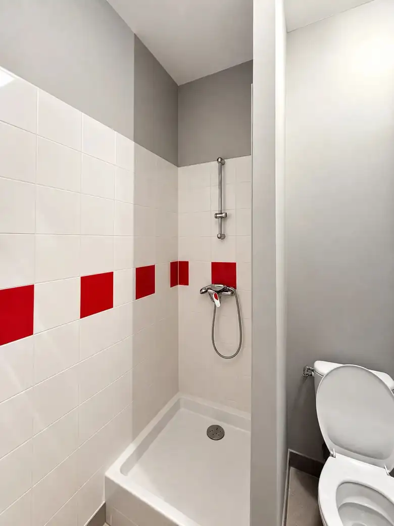 La salle d’eau — Local commercial de 168m² à Bergerac