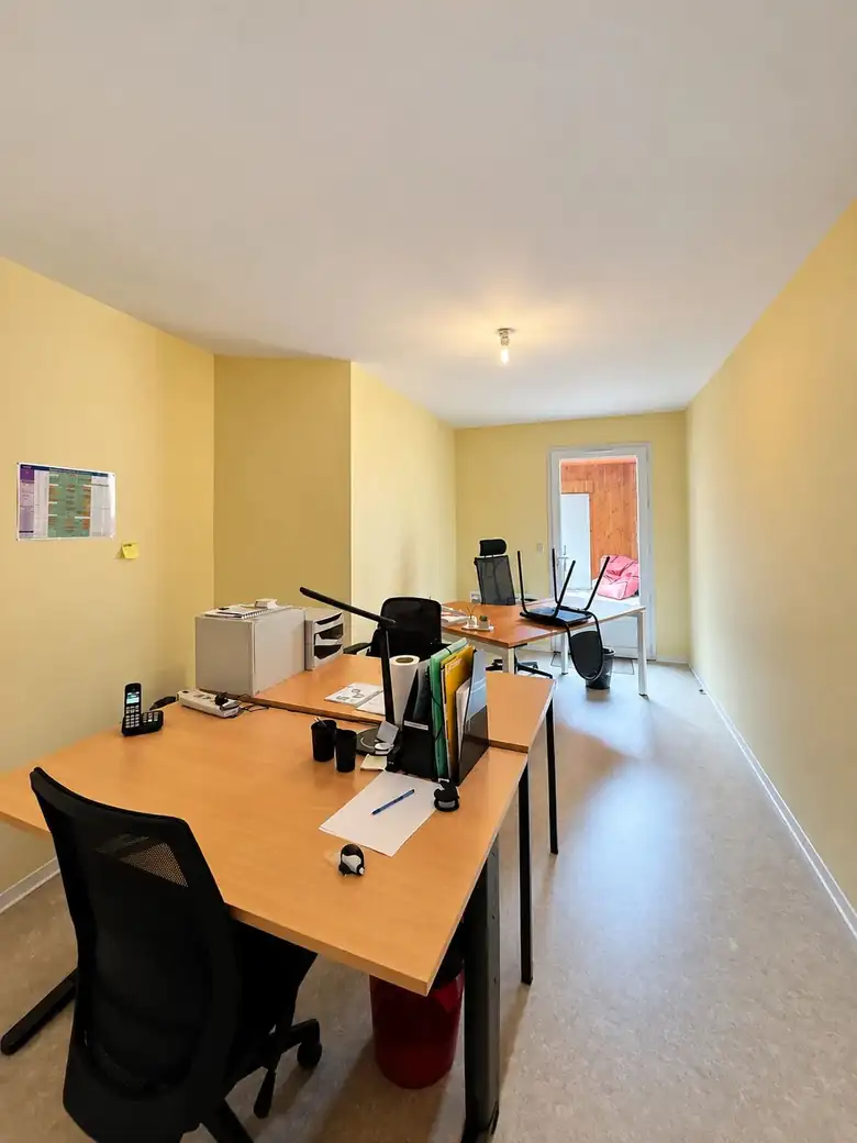 Un bureau lumineux — Local commercial de 168m² à Bergerac