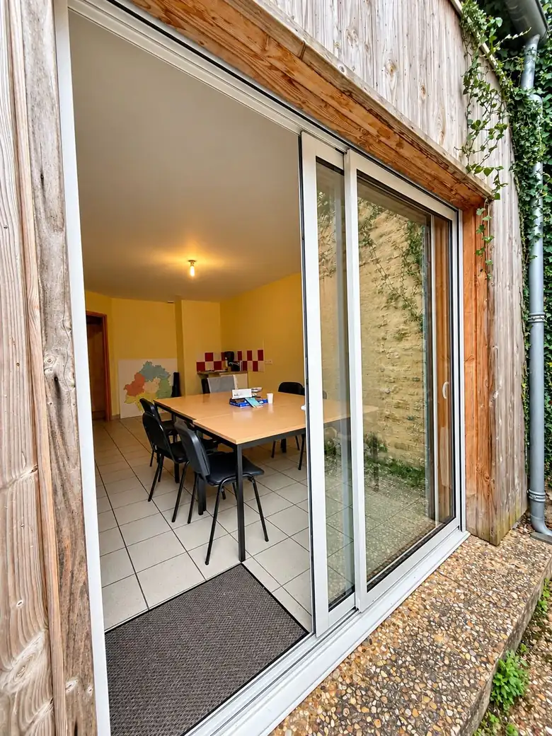 L’accès de plain-pied au local — Local commercial de 168m² à Bergerac