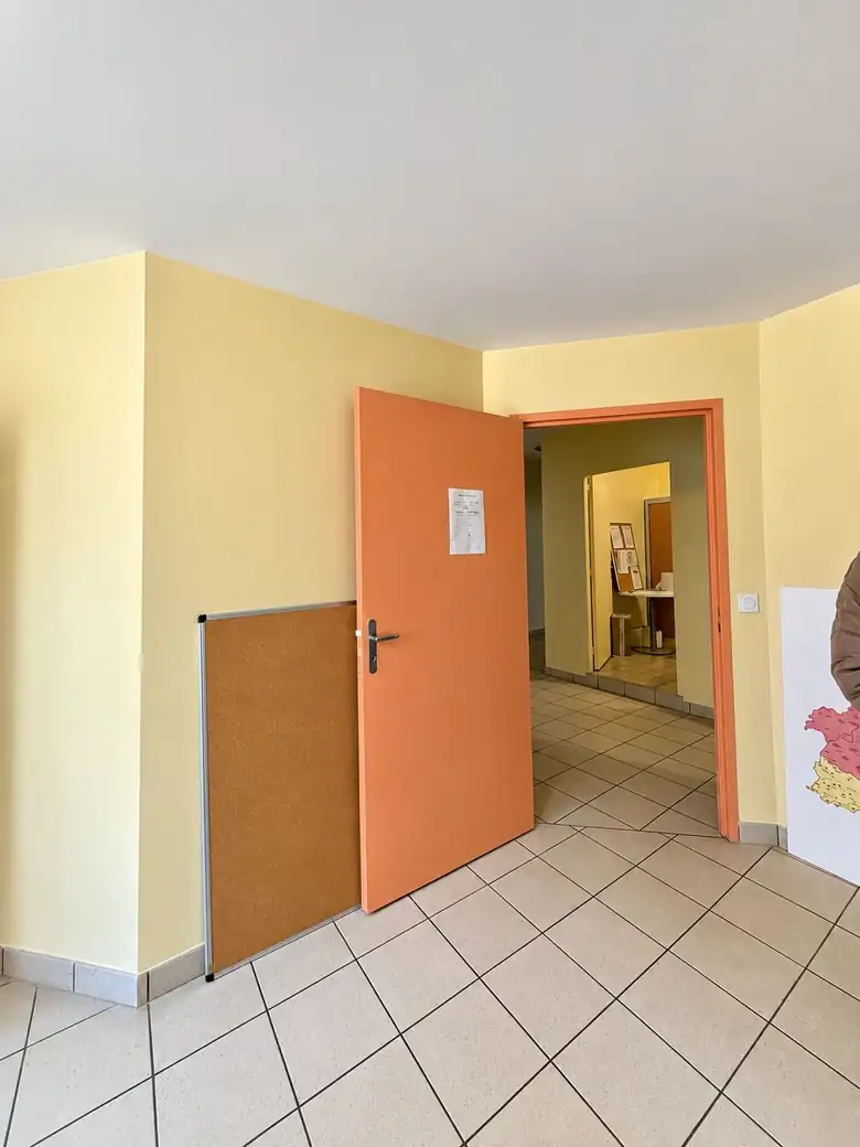 Le dégagement vers les bureaux — Local commercial de 168m² à Bergerac