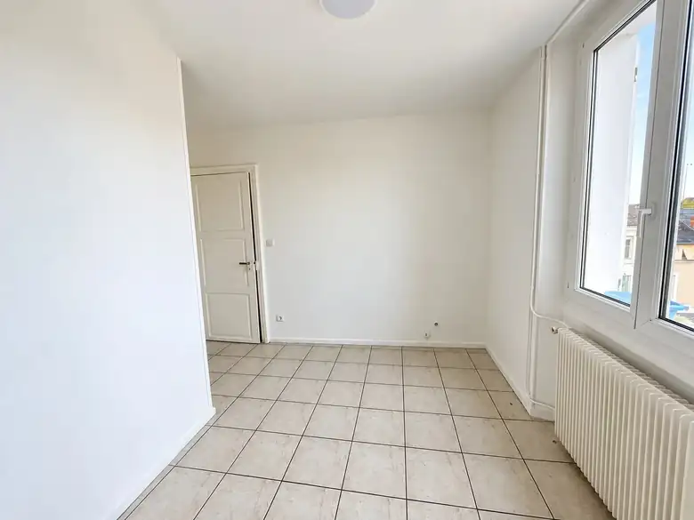 Une chambre côté cour — Immeuble de rapport de 206m² composé de 8 lots à Châteauroux