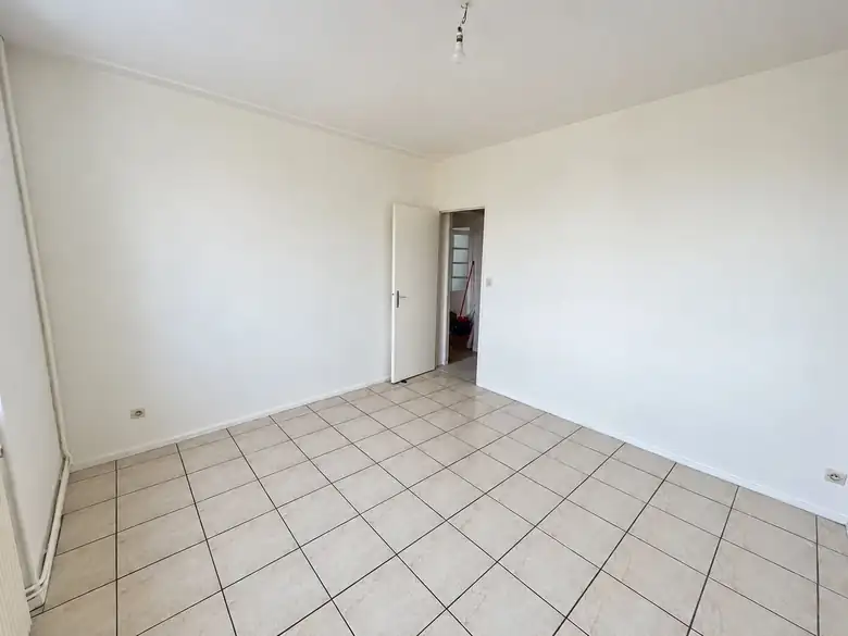 Une chambre repeinte — Immeuble de rapport de 206m² composé de 8 lots à Châteauroux