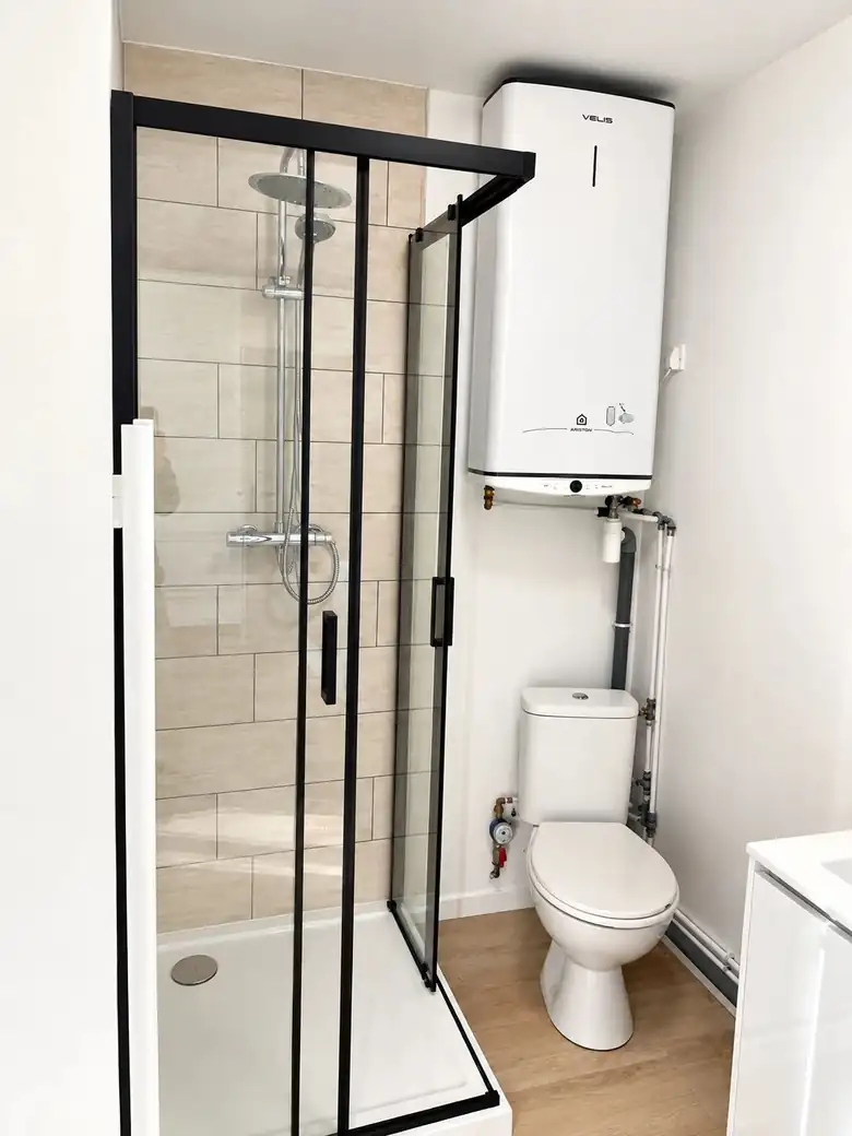Salle d’eau : douche vitrée et WC — Immeuble de rapport de 209m² composé de 10 lots dont 7 studios et 3 T2 à Saint-Pol-sur-Mer