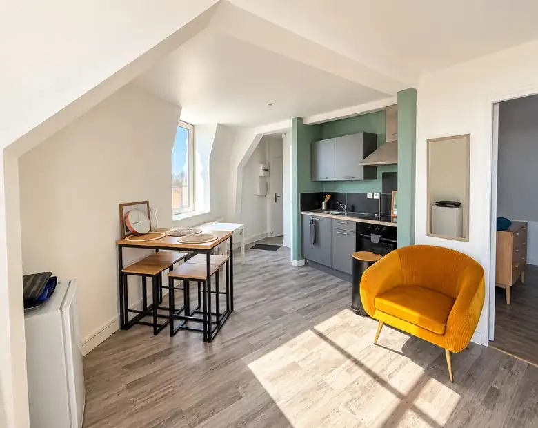 Coin repas et cuisine sous pente — Lot d’appartements de 59m² à Dunkerque