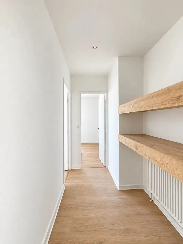 Le dégagement et ses étagères en bois — Immeuble de rapport de 141m² composé de 4 lots à Dunkerque