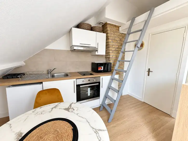 Cuisine et mezzanine du studio sous combles — Immeuble de rapport de 209m² composé de 10 lots dont 7 studios et 3 T2 à Saint-Pol-sur-Mer