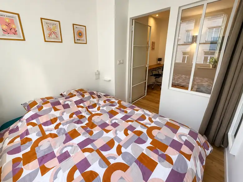 La chambre, affiches et lumière du matin — Lot de 2 studios meublés de 46m² à Dunkerque