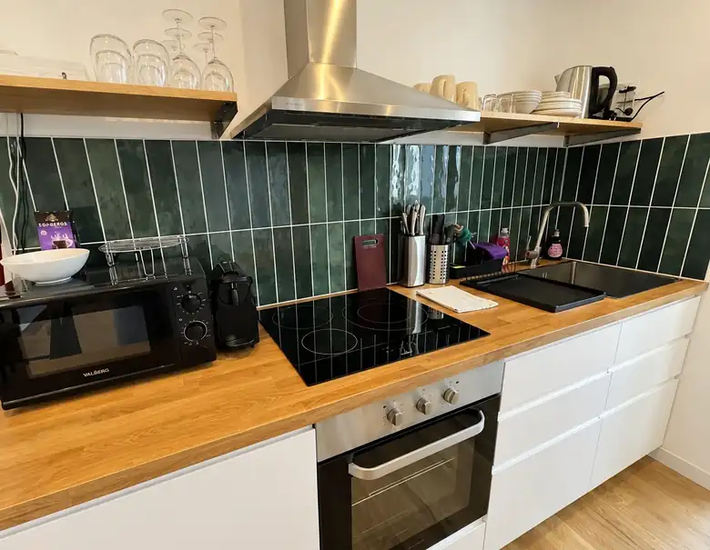 Plan de travail en chêne et faïence verte — Lot de 2 studios meublés de 46m² à Dunkerque