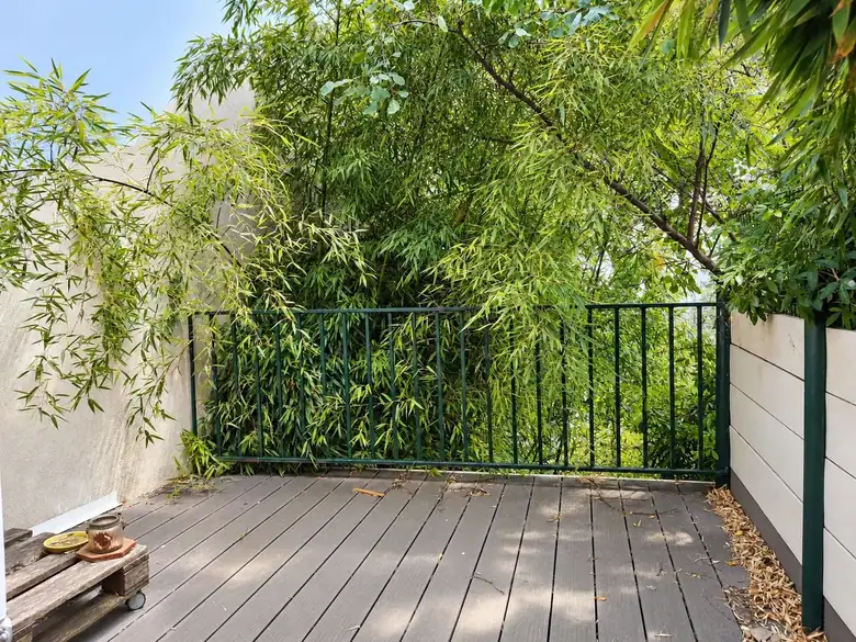 La terrasse bordée de bambous — Appartement T1 de 21m² situé dans le quartier Pierre et Marie Curie à Ivry-sur-Seine
