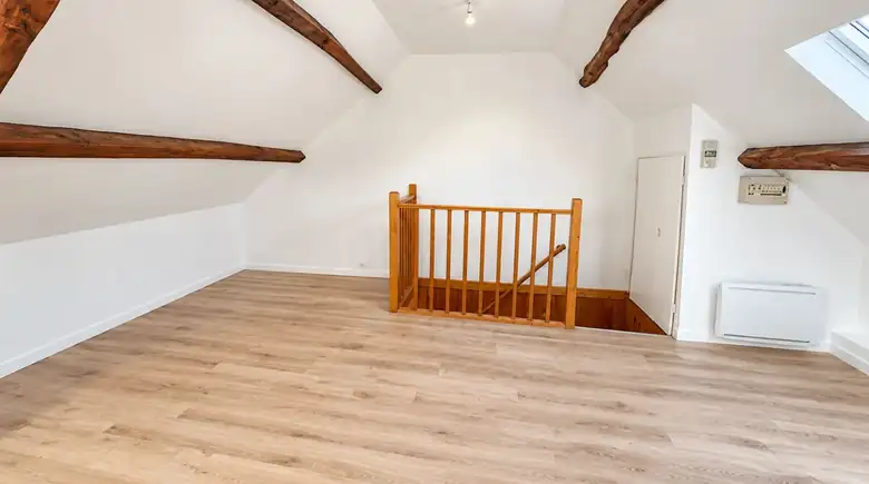 Le volume sous charpente, poutres dégagées — Immeuble de rapport de 130m² composé de 4 lots à Juziers