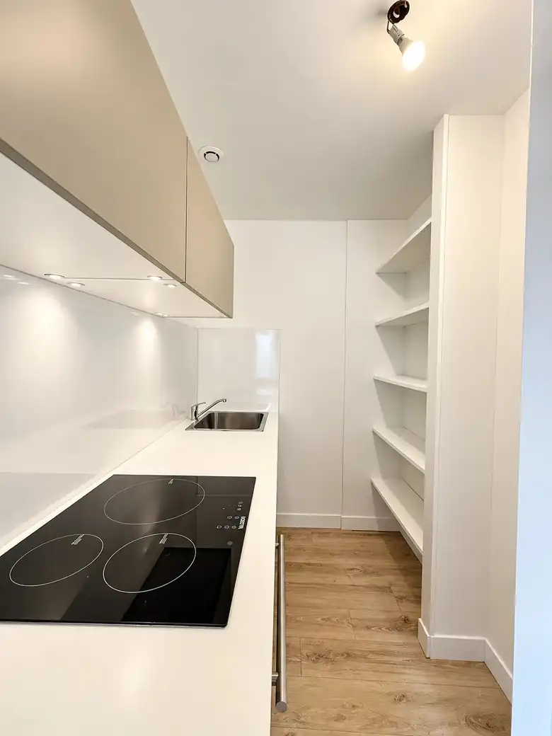La cuisine et son rangement toute hauteur — Immeuble de rapport de 130m² composé de 4 lots à Juziers