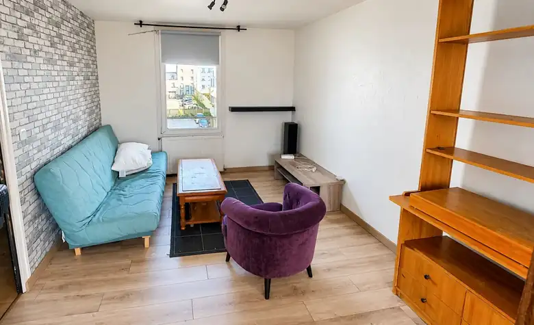 Le séjour et son canapé — Lot de 3 appartements et de 2 garages pour une surface totale de 118m² à Le Havre