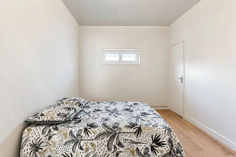 Une chambre meublée — Immeuble de 192m² composé de 4 appartements à Le Petit-Quevilly