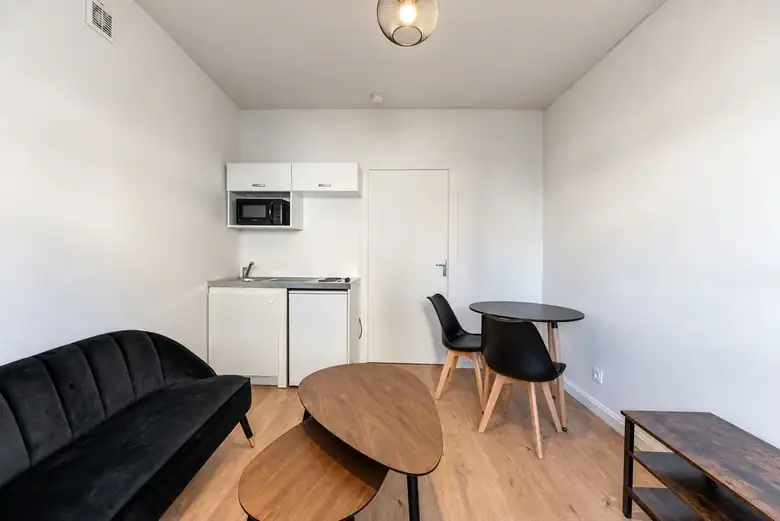 Un studio meublé, coin repas et kitchenette — Immeuble de 192m² composé de 4 appartements à Le Petit-Quevilly