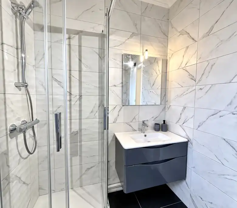 Douche et meuble vasque — Appartement meublé à Lorient