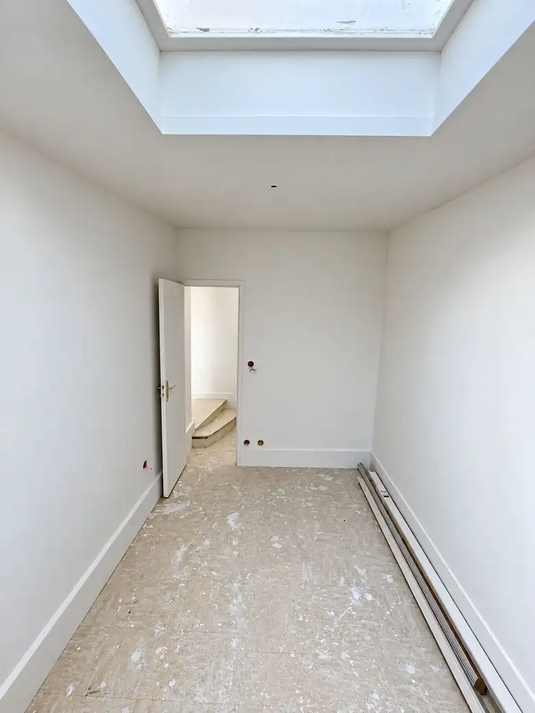 Une chambre éclairée par un puits de lumière — Immeuble de rapport de 227m² composé de 5 lots à Mantes-la-Jolie