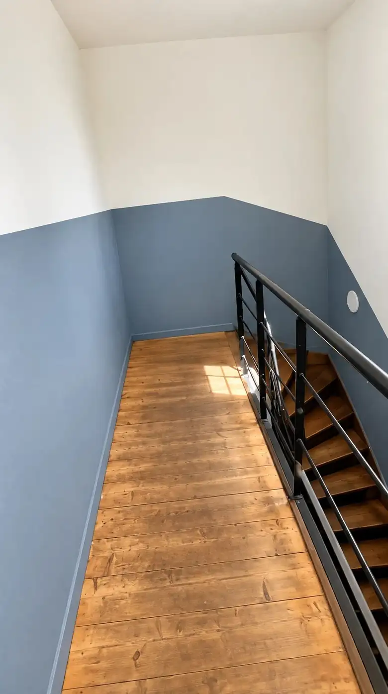 Le palier et l’escalier en bois — Immeuble de rapport de 477m² composé de 11 lots allant du T2 au T4 à Merville