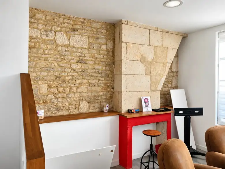 Pierre apparente et cheminée — Bureaux de 86m² à Niort