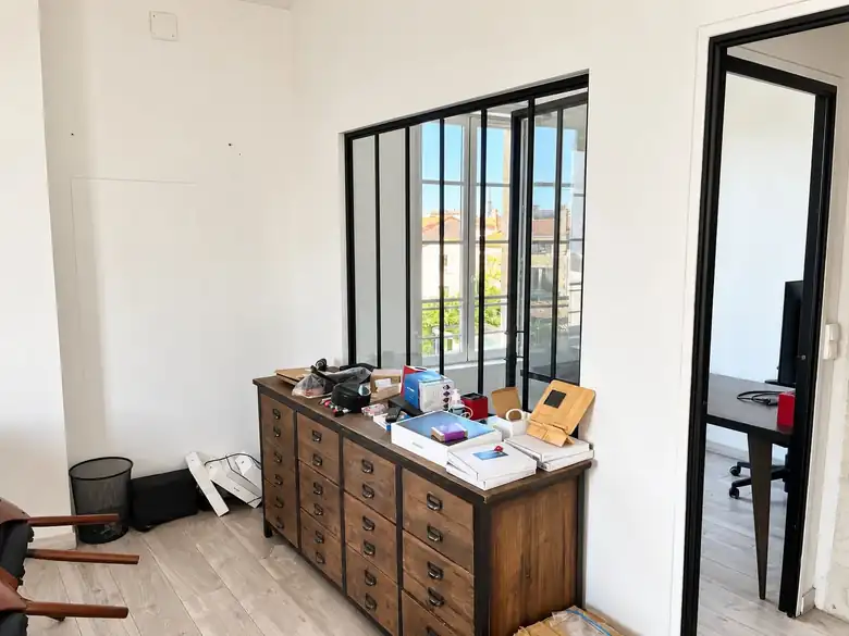 Verrière d’atelier sur les bureaux — Bureaux de 86m² à Niort