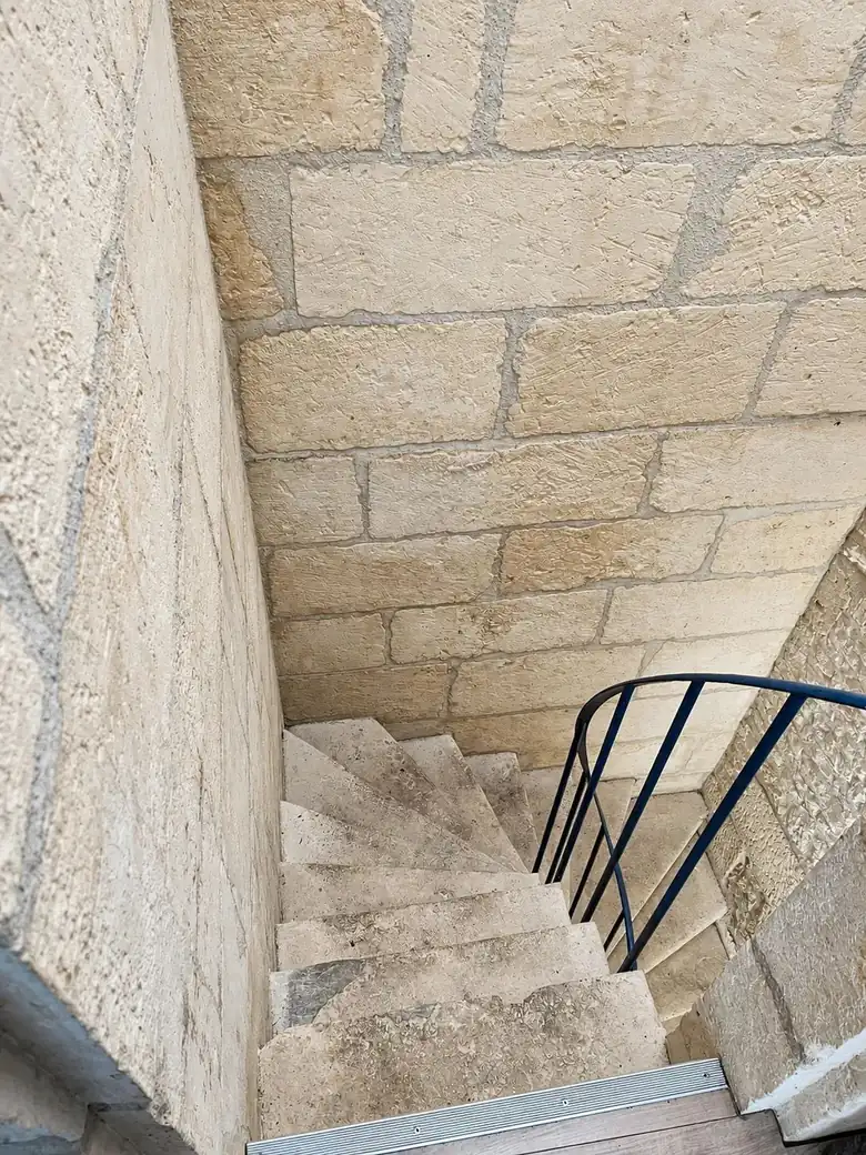 L’escalier en pierre — Bureaux de 86m² à Niort