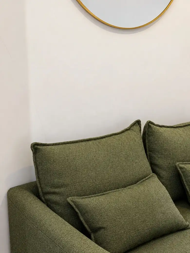Détail du canapé et du miroir — Projet accompagné par myVesta à Paris