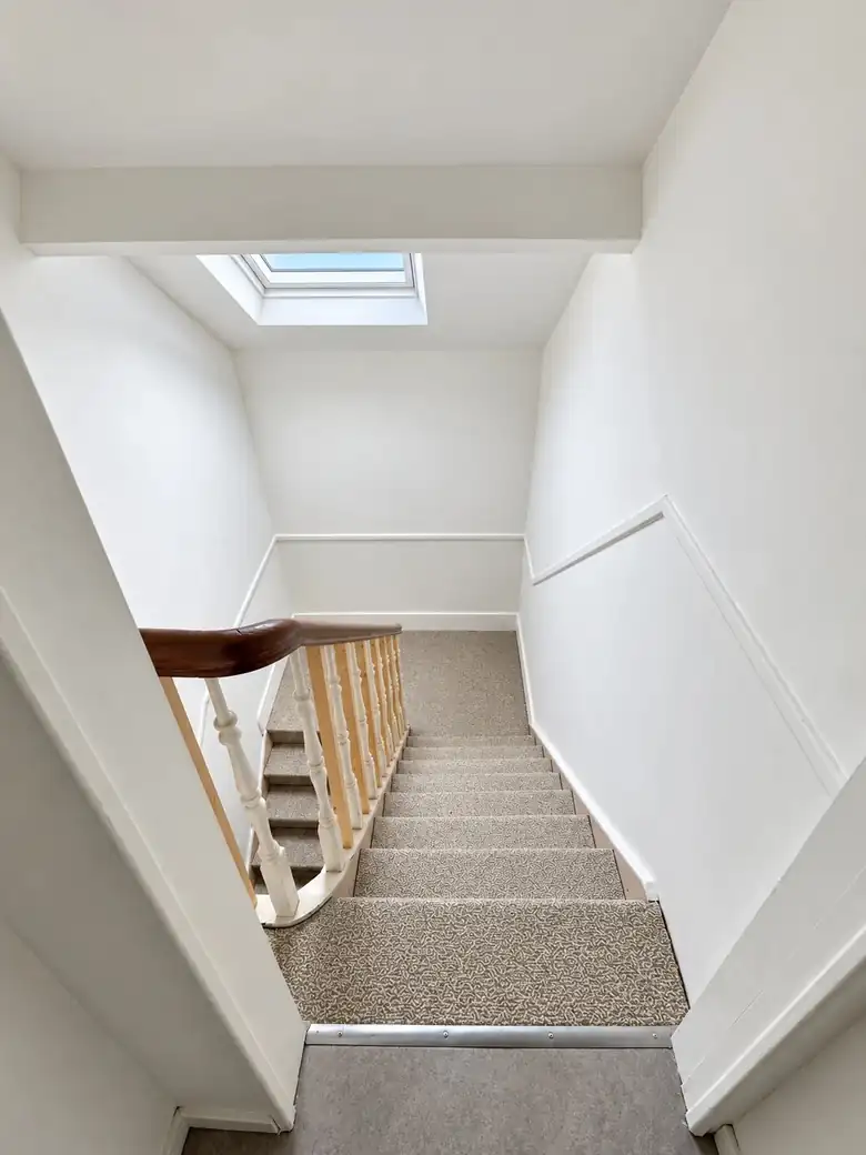 La cage d’escalier, éclairée par un velux — Immeuble de rapport de 143m² composé de 2 appartements à Saint-Pol-sur-Mer