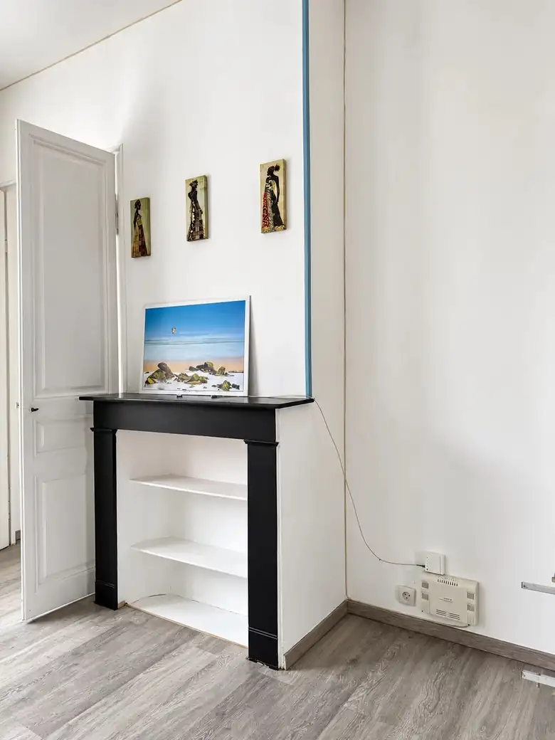 Cheminée transformée en bibliothèque — Immeuble de rapport de 143m² composé de 2 appartements à Saint-Pol-sur-Mer