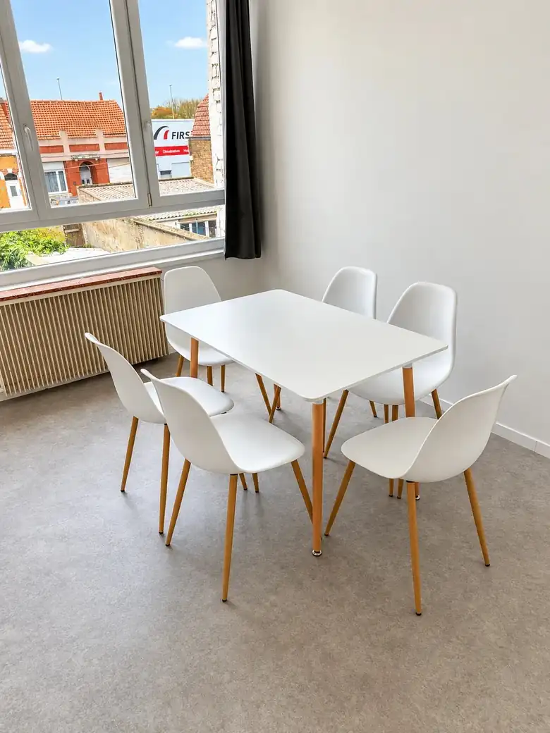 Coin repas, table et chaises pour six — Immeuble de rapport de 143m² composé de 2 appartements à Saint-Pol-sur-Mer