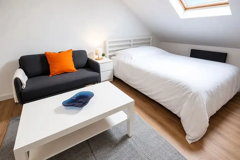 Douche, vasque et sèche-serviettes — Immeuble de rapport de 129m² composé de 2 T3 et d’un studio à Saint-Pol-sur-Mer