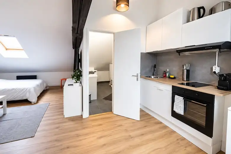La cuisine ouverte sur le coin nuit — Immeuble de rapport de 129m² composé de 2 T3 et d’un studio à Saint-Pol-sur-Mer