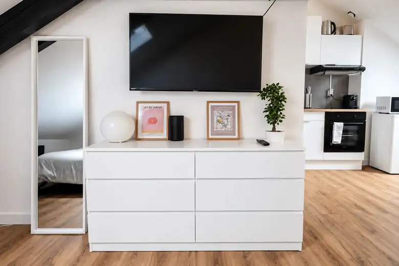 La commode, le miroir et la télévision — Immeuble de rapport de 129m² composé de 2 T3 et d’un studio à Saint-Pol-sur-Mer
