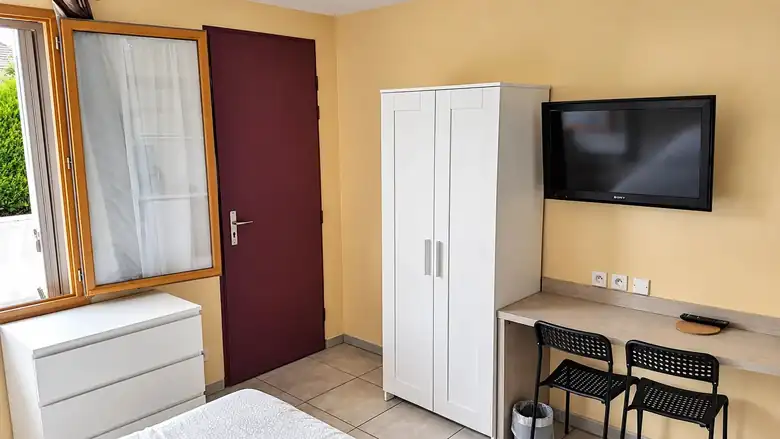 Rangements, bureau et télévision — Ancien hôtel de 114m² composé de 6 studios à Sainte-Savine
